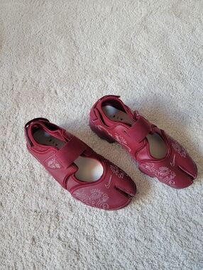 NWOB Nike Air Rift Leather Botanical Team Red Tabi - Size 10. Split-toe